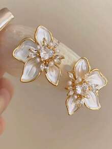 1 Pair French Luxury High-End White Flower Stud Earrings For Women, New Fashion Elegant Exquisite Iris Pearl Earrings, Suitable For Daily Wear And Wedding Accessories - 4275 - View 4