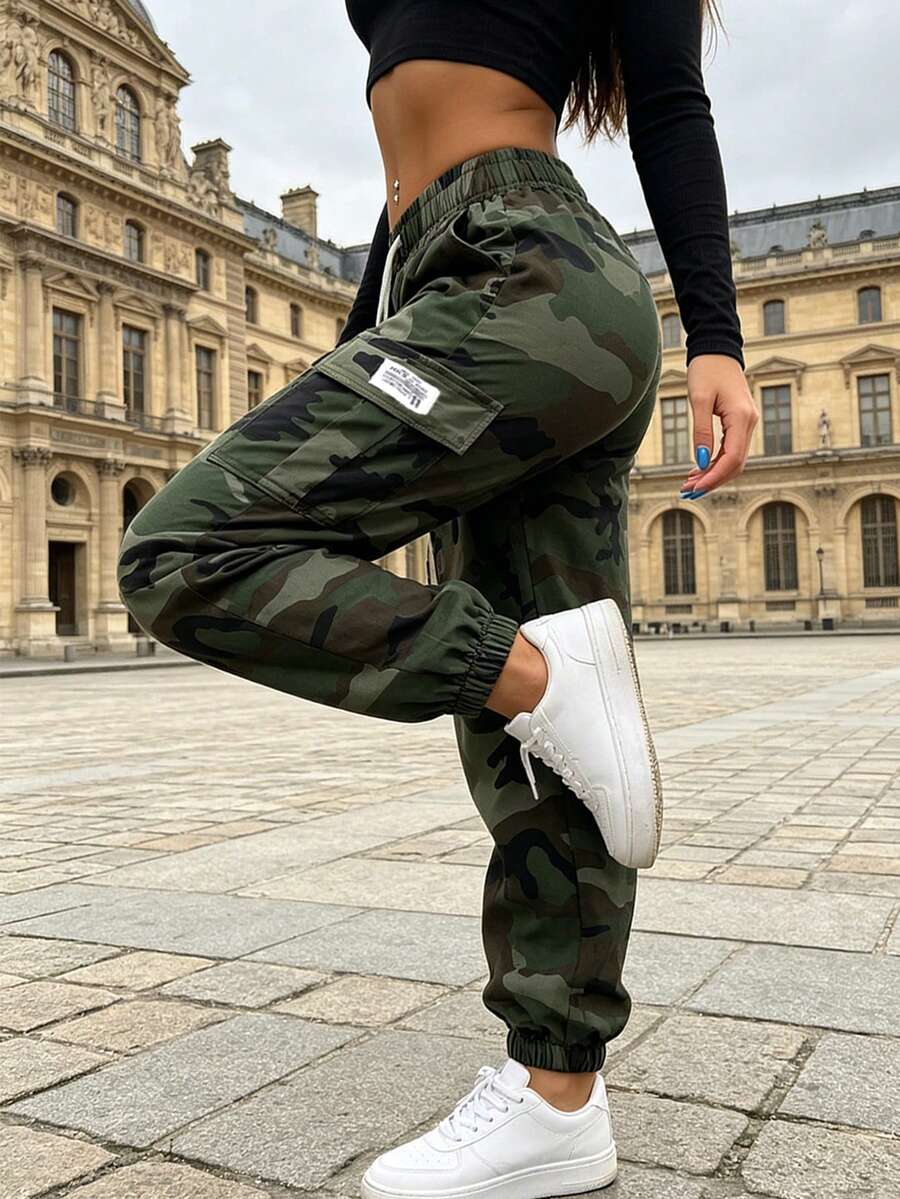 女款軍綠迷彩多口袋休閒運動長褲，鬆緊腰頭、收口褲腳、寬鬆版型，適合春季/秋季 YK2 街頭風、日常穿著、通勤、戶外旅行、活動，送女友的節日禮物