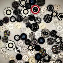 18/28/38/48/58/68/78/88/98Pcs Random Style Black & White Button Series Small Buttons/Pearly Buttons, Exquisite Button Accessories For Scrapbook, Plastic DIY Handmade Buttons, Flower Shape, Suitable For Scrapbooking, Clothing Decoration, DIY Decorative Clothing, Hats, Shirts, Craft Buttons - Multicolor - View 8