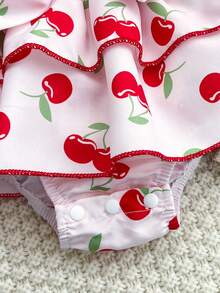 Conjunto de 2 piezas para niña bebé con estampado de cereza y corazón, vestido tipo Mono de capa doble con volantes, tirantes finos, acanalado rojo y patchwork de estampado de cereza + diadema con lazo a juego - Rosa Roja - Ver 5