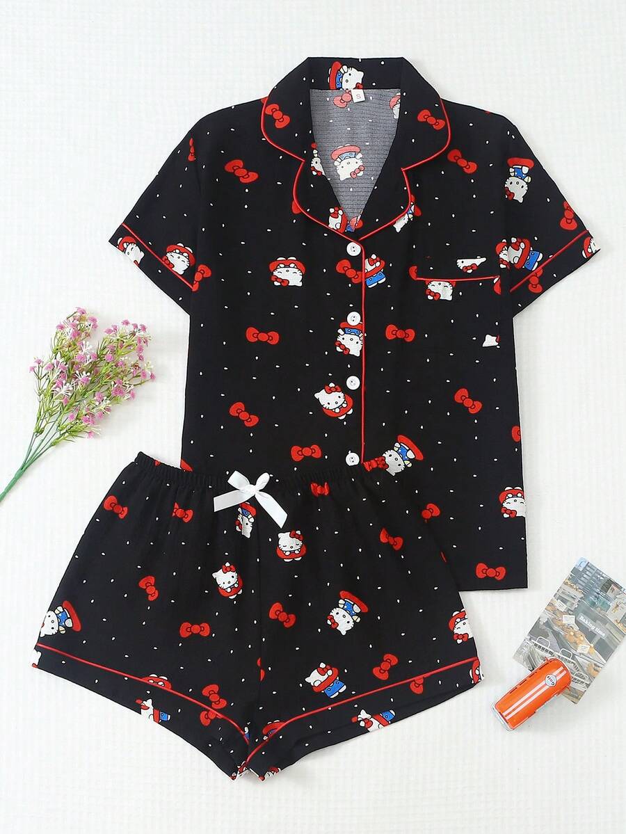 授權款 2 件組女款 Sanrio Hello Kitty 印花翻領短袖鈕扣口袋上衣與蝴蝶結短褲睡衣套裝，居家服適合居家使用 - 黑色 - 查看 1
