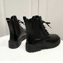秋冬穿搭上衣搭配女款黑色軍裝風低跟靴，可搭配任何牛仔褲，前綁帶設計女靴 - 黑色 - 查看 6