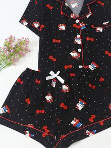 授權款 2 件組女款 Sanrio Hello Kitty 印花翻領短袖鈕扣口袋上衣與蝴蝶結短褲睡衣套裝，居家服適合居家使用 - 黑色 - 查看 6