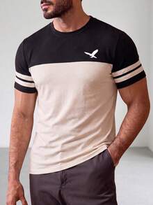 T-shirt à manches courtes pour hommes avec imprimé d'aigle noir & blanc, rayures et blocs de couleurs, top superposé à contraste de couleurs - Nude - Voir 1