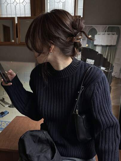 Sweater Rajut Bergaris Leher Setengah Tinggi Warna Biru Tua Baru, Tekstur Vertikal Melangsingkan dan Pas di Badan, Lembut dan Ramah Kulit. Gaya Korea Minimalis yang Longgar, Tampilan Bersih Saat Dipakai Sendirian, Juga Cocok Dipadukan dengan Mantel, Serbaguna untuk Musim Gugur/Musim Dingin, Warna Gelap yang Sederhana dan Bertekstur, Cocok untuk Perjalanan Sehari-hari.