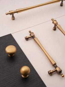 1 Peça Puxador de Armário Premium, Estilo Vintage Americano Elegante em Bronze, Puxador de Guarda-Roupa, Puxador de Gaveta, Puxador de Penteadeira, Puxador de Móveis, Puxador de Porta de Armário de Cozinha, Design Elegante Único, Decoração Vintage Requintada para Casa, Detalhes Suaves, Adequado para Armário, Armário de Armazenamento, Cômoda, Guarda-Roupa, Penteadeira e Outros Puxadores de Gaveta e Porta de Armário de Móveis, Estilo Vintage Elegante, Detalhes Requintados, Universal para Quarto, Cozinha, Banheiro, Parafusos de Instalação Incluídos na Embalagem - Longo prazo - Visão 4