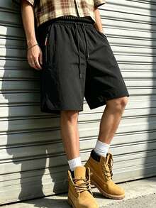 極簡 CleanFit 風格男士短褲，夏季側拉鍊口袋開衩鬆弛版百慕達短褲，百搭日常通勤、約會、購物、運動與健身 - 黑色 - 查看 5
