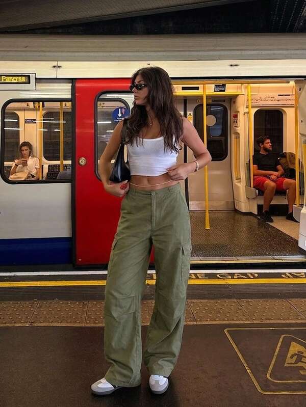 Pantalon cargo d'été pour femmes, pantalon ample à jambes larges, bas décontractés de style urbain vert avec de multiples poches utilitaires, style quotidien