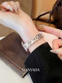 Bracelet/Bracelet de montre, style femme, bracelet à double rangée de perles et diamants de couleur starlight haut de gamme, bracelet réglable à perles et diamants de couleur starlight, compatible avec Apple Watch 38/40/41/42/44/45/46/49 mm, compatible avec Apple Watch Series Ultra3/2/1/Se/11/10/9/8/7/6/5 4/3/2/1, accessoire de mode haut de gamme - Gris pâle - Voir 2