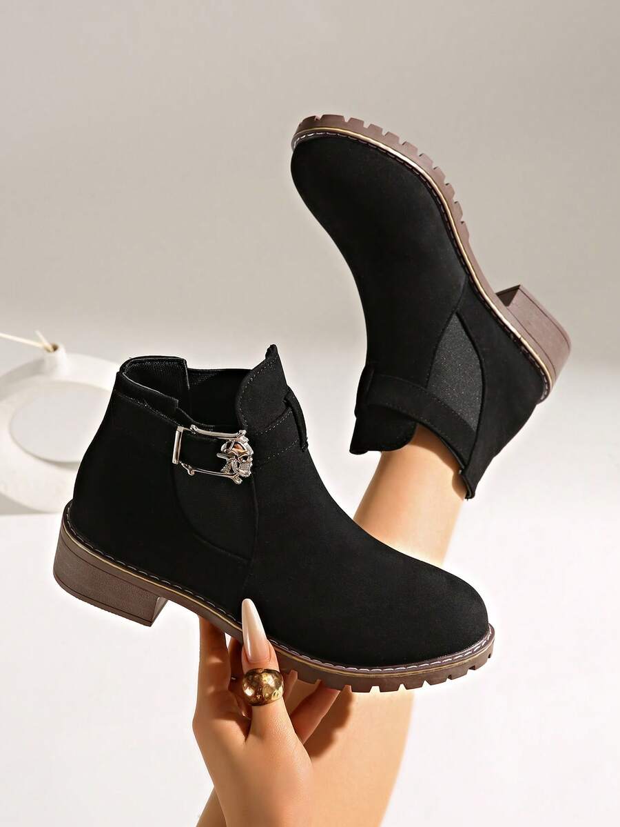 女款春夏/秋冬新款黑色啞光骷髏頭扣切爾西短靴,啞光麂皮質感復古酷感風格,側面金屬骷髏頭扣個性吸睛,側面鬆緊帶適配不同腳踝尺寸;圓頭設計貼合腳型,粗方跟穩定緩震,鋸齒防滑厚底防滑,極簡通勤兼具街頭龐克風,春夏/秋冬百搭長褲與裙裝,修身休閒短靴 - 黑色 - 查看 1