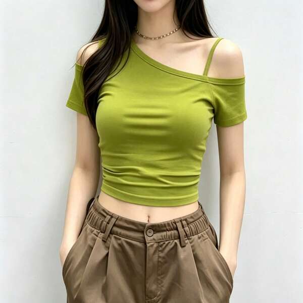 เสื้อยืดแขนสั้นคอไม่สมมาตรไหล่ไม่สมมาตรสีเขียวสไตล์มินิมอลเซ็กซี่สำหรับสาวฤดูร้อนใหม่แบบสบายๆ