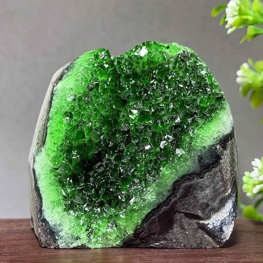 1 Rare Green Quartz Crystal Cluster, Mineral Crystal Cave Specimen, Independent Free-Form Shape, Creative Gift And Collectible, Perfect Home Decor Art Collection, Unique Easter, Halloween, Christmas, Holiday Gift
