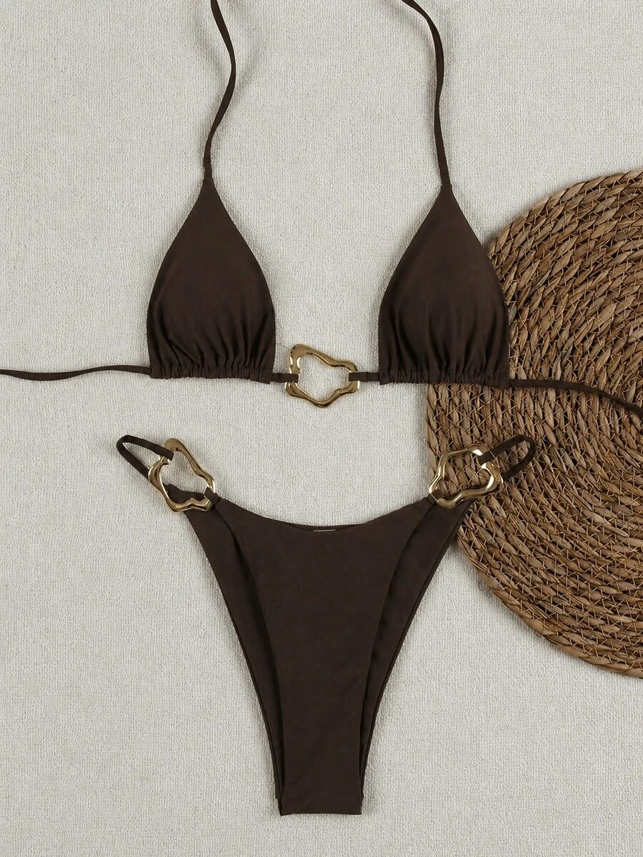 Bikini Polovedo Official Putih dengan Tali Spaghetti, Dihiasi dengan Cincin Logam Asimetris, Pakaian Renang Elegan yang Cocok untuk Liburan Pantai dan Pesta Musim Panas - Khaki - View 1