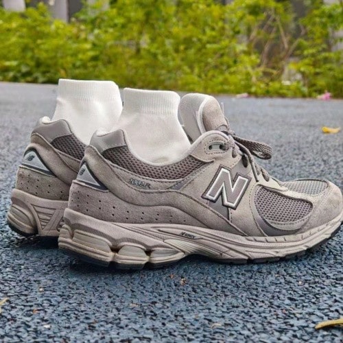 New Balance NB 2002R 美式復古慢跑鞋，N-Ergy 緩震、透氣支撐，中性低筒都市通勤運動鞋，灰色