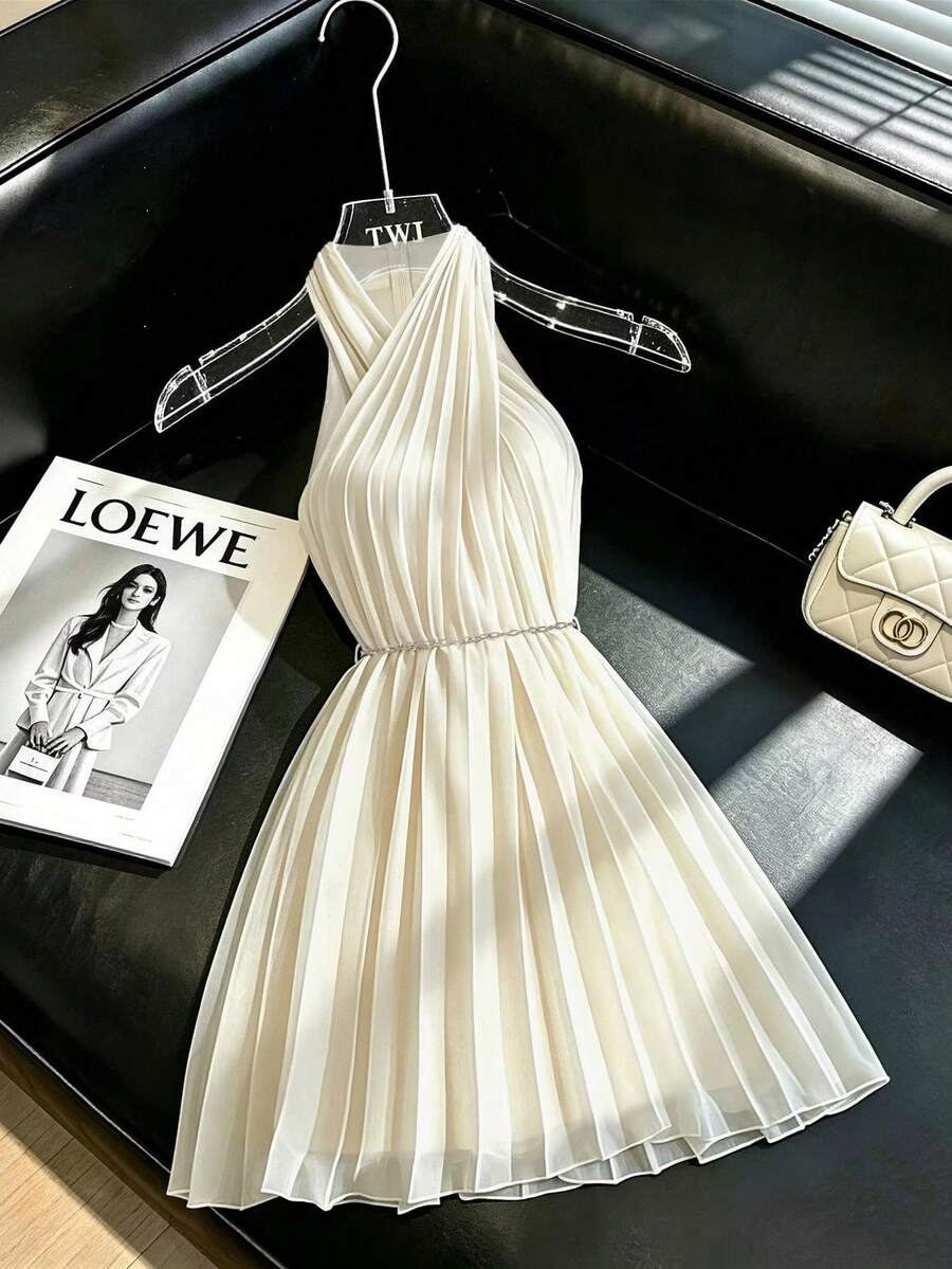 Abito corto senza maniche da donna in chiffon plissettato con cintura a catena - Weiss - Visualizzare 1