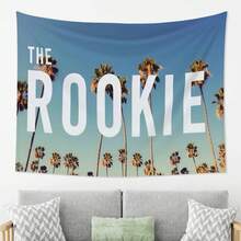 一款時尚輕盈的掛毯，靈感來自《The Rookie》創意獨特的設計。由耐用聚酯纖維製成，是裝飾客廳、臥室及其他家居空間的理想牆飾。 - 彩色 - 查看 2
