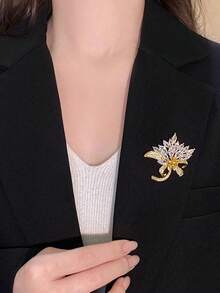 1件亮面楓葉胸針，高級奢華女裝飾品胸針 - 楓葉胸針 - 查看 3