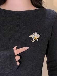 1件亮面楓葉胸針，高級奢華女裝飾品胸針 - 楓葉胸針 - 查看 6