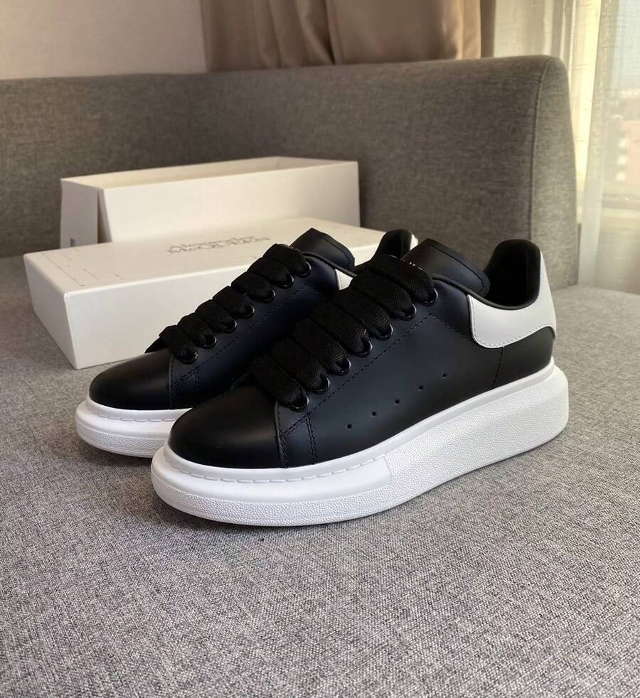 White MQ Wedge Sneakers With Black Heel Panel – Oversized Style Sneakers For Women And Men - 黑面白尾 - 查看 1