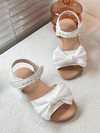 1 Pasang Sandal Datar Anak Perempuan 2026 Bahan Chiffon dengan Pita Besar dan Mutiara, Tali Lebar, Perekat Velcro, dan Ujung Terbuka, Cocok untuk Ulang Tahun & Pemakaian Sehari-hari