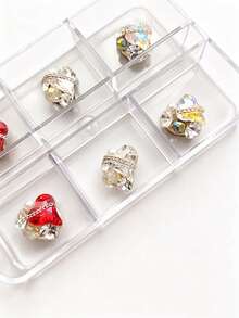 1 Box 6 Fächer 3D Herz Strass Nagelcharms mit Perle & Metallkette, mehrfarbige Kristallcluster Nagelkunst Dekorationen Luxus DIY Maniküre Zubehör für Acryl Press-on Nägel - Verschiedenfarbig - Übersicht 3
