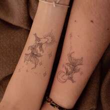 1 pieza Pegatina de tatuaje realista de PVC impermeable y resistente al roce, con patrón de 2 peces koi, adecuada para uso diario de mujeres y hombres - Gris - Ver 1