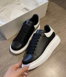 White MQ Wedge Sneakers With Black Heel Panel – Oversized Style Sneakers For Women And Men - 黑面白尾 - 查看 2
