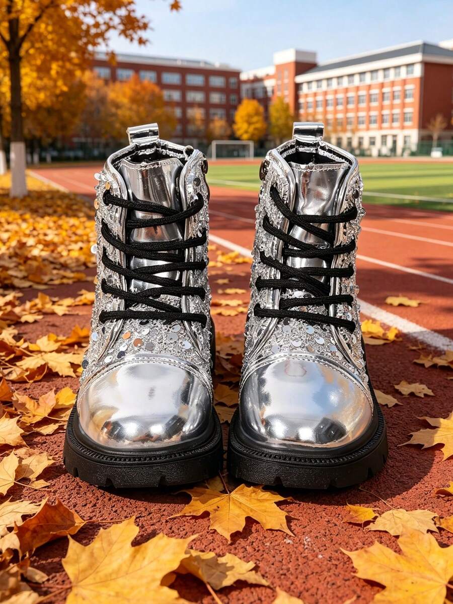 1雙黑色亮面鏡面PU拼接材質圓頭彈性軟底內側拉鍊設計時尚迷人中筒靴，適合學生日常上學穿著、假期表演及戶外使用