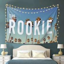 一款時尚輕盈的掛毯，靈感來自《The Rookie》創意獨特的設計。由耐用聚酯纖維製成，是裝飾客廳、臥室及其他家居空間的理想牆飾。 - 彩色 - 查看 3