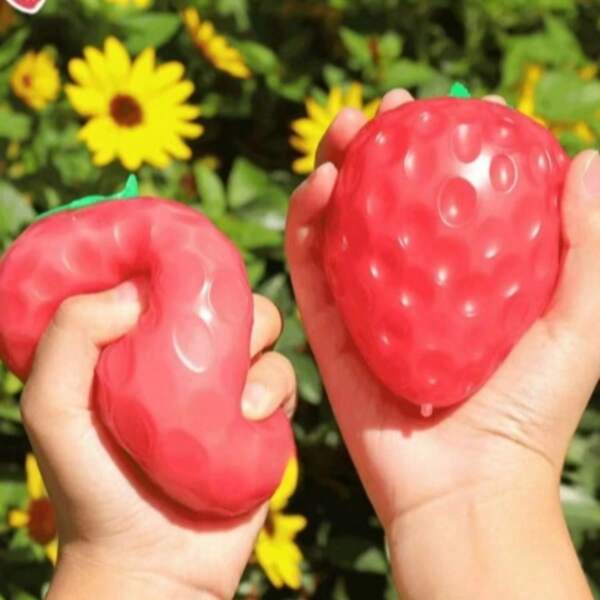 1 szt. wysokiej jakości zabawka antystresowa squishy w kształcie truskawki, zmieniająca kolor, o ekskluzywnym designie, miękka i puszysta, delikatna i przyjemna w dotyku, odporna na wielokrotne ściskanie i ugniatanie, zabawna zabawka sensoryczna do relaksu, redukcji stresu i nudy, odpowiednia do biura i domu, świetny kreatywny prezent na Walentynki, Dzień Matki, dla przyjaciół, rodziny i partnerów