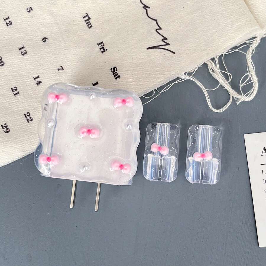 5件組可愛粉色小蝴蝶結與白色珍珠設計手機充電器保護套組，包含充電線保護套、充電頭保護套等，可防止充電線末端損壞，適用於 18W/20W充電器
