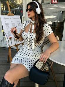 DEEKA 春夏新款女式時尚歐美風極簡蝴蝶結波點短洋裝，優雅度假娃娃裙 - 白色黑波點 - 查看 4