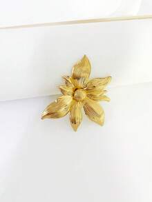 1件復古紋理金色3D百合花胸針，懷舊金屬花卉領飾針，優雅極簡時尚配件，適用春季/秋季辦公室、晚宴、雞尾酒會、週年紀念、感恩節禮物 - 金色 - 查看 3