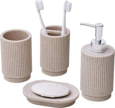 4-teiliges beige gestreiftes Polyresin Badezimmer-Accessoire-Set, inklusive Seifenspender für die Arbeitsplatte, Zahnbürstenhalter, Becher und Seifenschale. Bruchsicher, wasserdicht und rutschfest. Ein komplettes Badezimmer-Waschtisch-Dekorationsset.
