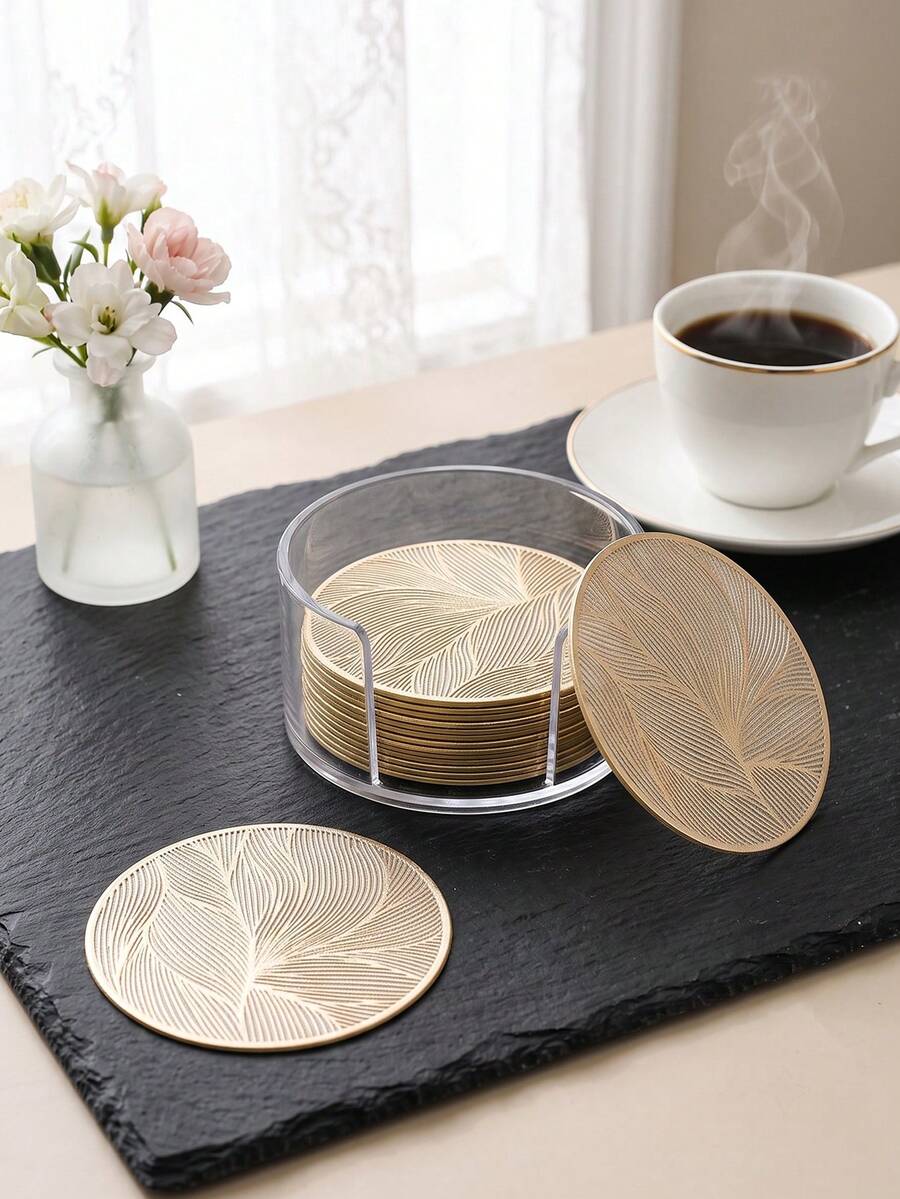 12入金色葉紋壓花杯墊，PVC材質餐墊，3.94英吋圓形咖啡杯墊，可水洗、易清潔、可擦拭、防滑耐熱，適合房間裝飾、居家桌面裝飾、家居裝飾，適用於節日、派對、生日、婚禮與晚餐聚會 - 彩色 - 查看 1