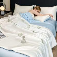 Ropa de cama para dormitorios - Conjunto de cuatro piezas en color beige y azul cielo. - Ver 7