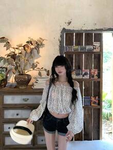 Crop Top Wanita Lucu dengan Bahu Terbuka dan Lengan Mengembang, Motif Polkadot, Lengan Panjang dengan Bahu Terbuka, Cocok untuk Pakaian Sehari-hari dan Liburan. - Putih - View 3