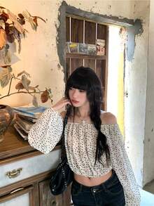 Crop Top Wanita Lucu dengan Bahu Terbuka dan Lengan Mengembang, Motif Polkadot, Lengan Panjang dengan Bahu Terbuka, Cocok untuk Pakaian Sehari-hari dan Liburan. - Putih - View 4