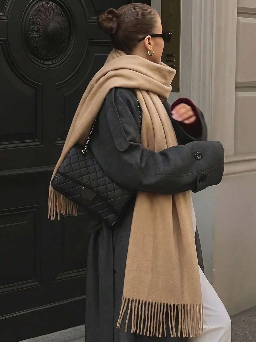 1件女款極簡純色羊絨圍巾，休閒百搭流蘇保暖披肩，時尚防寒外套，適合日常穿著