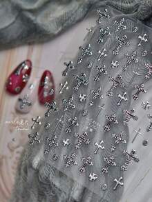1 Peça Adesivo de Arte de Unhas de Metal Prateado 5D Vintage Escuro de Alta Qualidade com Decoração de Cruz, Base Azul, Decalque Decorativo 3D, Suprimentos para Design de Unhas DIY - Prata - Visão 3