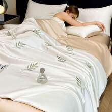 Ropa de cama para dormitorios - Juego de cuatro piezas en color beige y champán. - Ver 7