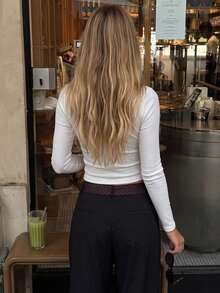 تي شيرت نسائي كاجوال أبيض بأكمام طويلة، توب بياقة طاقم محبوك مضلع مع زخرفة أزرار، قماش عالي المرونة - أبيض - مشاهدة 4