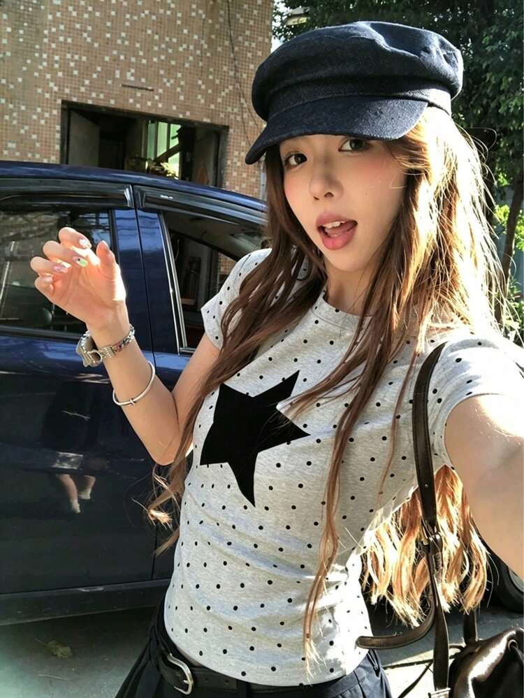 女款夏季灰色可愛波點圓領短袖上衣，飾有星星貼布，標準長度針織面料，適合度假、日常穿著、通勤，優雅女裝上衣 - 灰色 - 查看 10