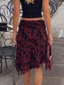 Rok Musim Panas Elegan dengan Detail Jala Berbulu Motif Bunga dan Hem Asimetris - Merah - View 2