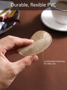 12入金色葉紋壓花杯墊，PVC材質餐墊，3.94英吋圓形咖啡杯墊，可水洗、易清潔、可擦拭、防滑耐熱，適合房間裝飾、居家桌面裝飾、家居裝飾，適用於節日、派對、生日、婚禮與晚餐聚會 - 彩色 - 查看 5