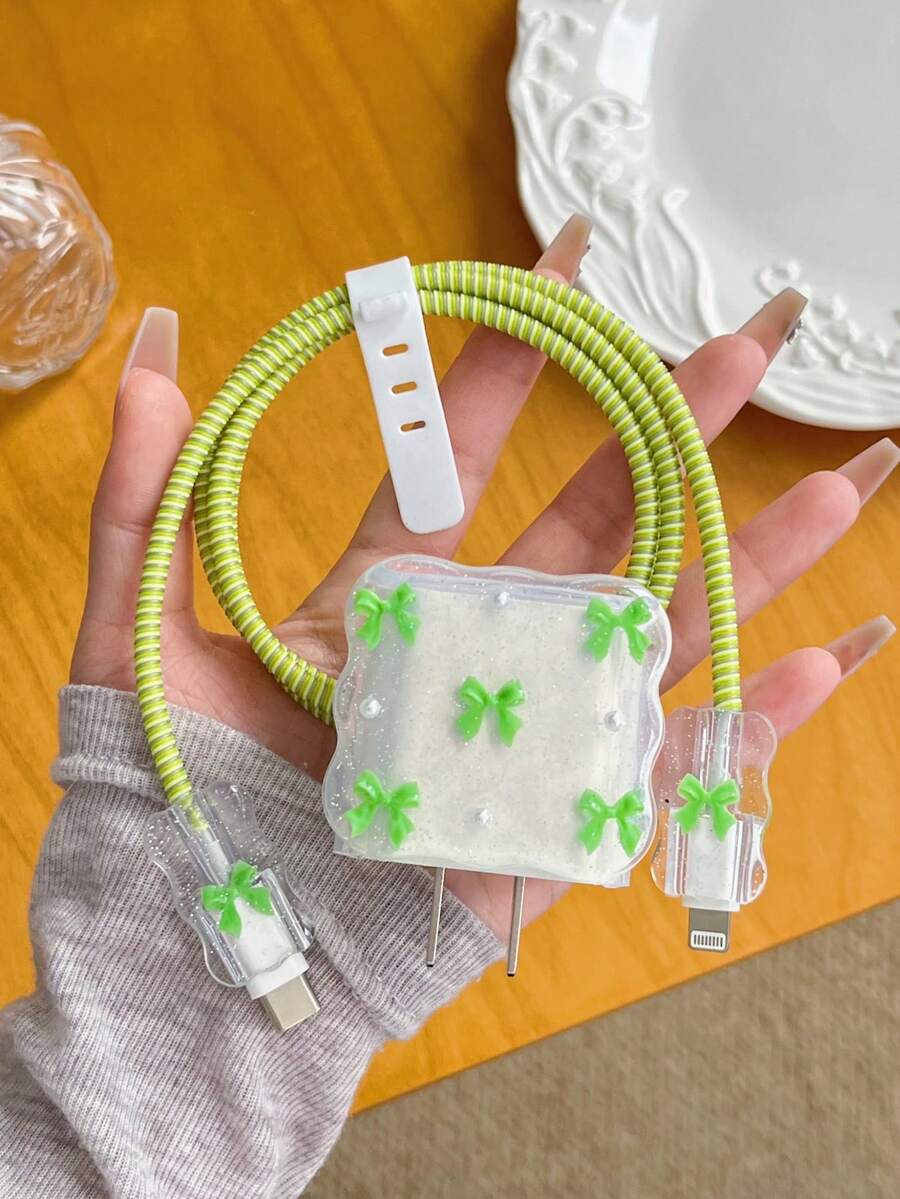 5件組可愛綠色蝴蝶結與白色珍珠設計手機充電器保護套組，包含充電線保護套、充電頭保護套等，防止充電線末端損壞，適用於 18W/20W充電器