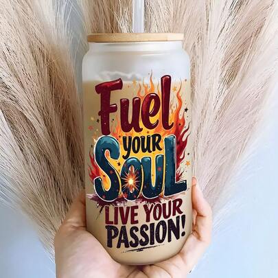 透明罐狀飲水玻璃杯，印有火焰圖案與「Fuel Your Soul Live Your Passion」勵志文字，配備竹蓋與玻璃吸管，適合送給女性的鼓勵禮物