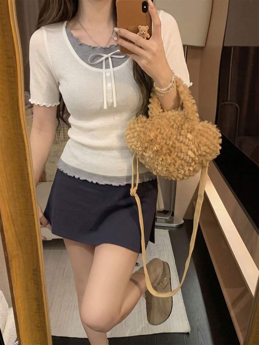 韓系女款 2 合 1 撞色荷葉邊蝴蝶結針織上衣，甜美街頭風修身設計，撞色荷葉邊與蝴蝶結細節，甜美芭蕾風 2 合 1 短袖 T-shirt，夏季拼接蝴蝶結針織修身插肩上衣 白色 - 白色 - 查看 1