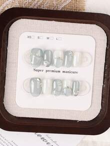 10片中號橢圓形手工穿戴式假指甲,極簡酷感透明冰藍風,亮面可重複使用,漸層白色底色配銀色金屬線條、珍珠與細閃,適合女性日常通勤、約會、旅行與派對 - 淺藍色 - 查看 5