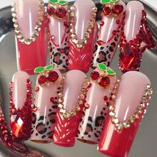 10 Stück lange quadratische Press-On Nägel, Nude-Basis mit roten 3D-Kirschen, Leopardenmuster & Strass-Akzenten, süßes Y2K-Frucht-Stil tragbares Nagelset für Frauen, wiederverwendbare handgefertigte Press-On Nägel - Rot - Übersicht 1